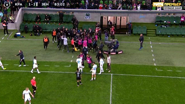 Потасовка у скамеек команд. Потасовка у скамеек команд.