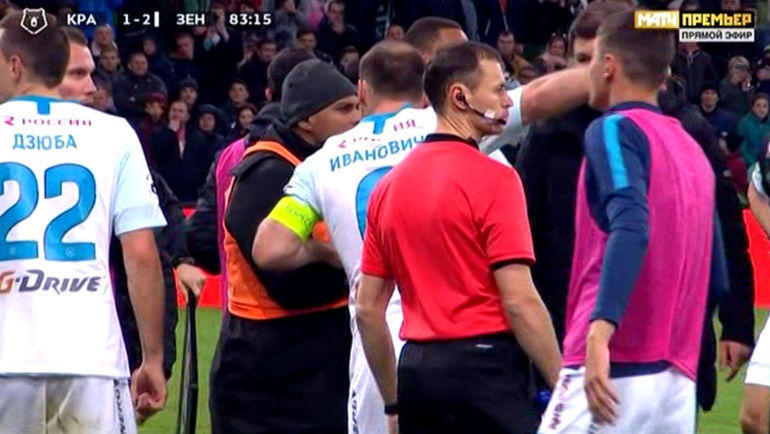 Потасовка у скамеек команд. Потасовка у скамеек команд.