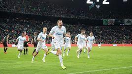 20 апреля. Краснодар. "Краснодар" - "Зенит" - 2:3. Радость зенитовцев после победного гола Артема Дзюбы.