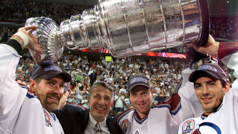 9 июня 2001 года. Рэй Бурк, Боб Хартли, Патрик Руа и Джо Сакик с кубком Стэнли. Фото REUTERS 9 июня 2001 года. Рэй Бурк, Боб Хартли, Патрик Руа и Джо Сакик с кубком Стэнли. Фото REUTERS