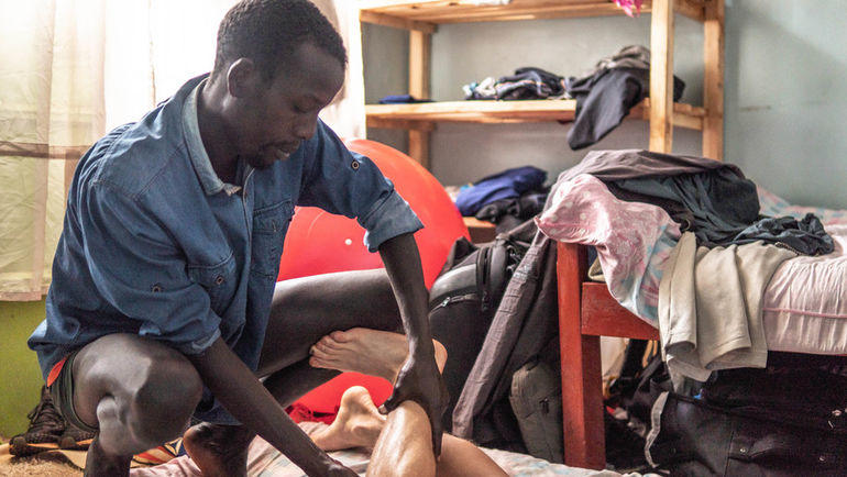 Чемпион России по марафону Степан Киселев в Кении во время массажа. Фото Личный архив Степана Киселева Чемпион России по марафону Степан Киселев в Кении во время массажа. Фото Личный архив Степана Киселева