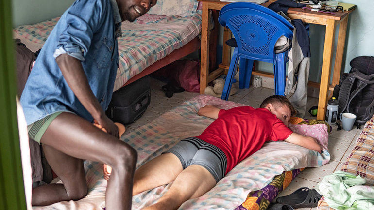 Чемпион России по марафону Степан Киселев в Кении во время массажа. Фото Личный архив Степана Киселева Чемпион России по марафону Степан Киселев в Кении во время массажа. Фото Личный архив Степана Киселева