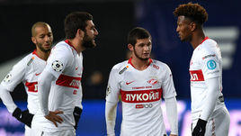 10 марта. Химки. "Динамо" - "Спартак" - 0:1. Софьян Ханни, Георгий Джикия, Аяз Гулиев и Зе Луиш (слева направо) перед розыгрышем штрафного.