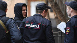 23 апреля. Москва. Александра Кокорина ведут из автозака на очередное заседание в Пресненском суде.