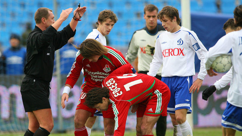 В октября 2006 года Игорь Захаров (слева) судил три матча за восемь дней. Фото Алексей Иванов В октября 2006 года Игорь Захаров (слева) судил три матча за восемь дней. Фото Алексей Иванов