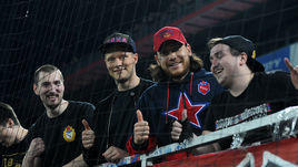 24 апреля 2019 года. Москва. ЦСКА - "Анжи" - 2:0. Хоккеисты ЦСКА, обладатели Кубка Гагарина Сергей Андронов и Михаил Пашнин на фанатской трибуне ЦСКА.