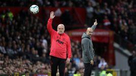 Хосеп Гвардьола (на заднем плане).