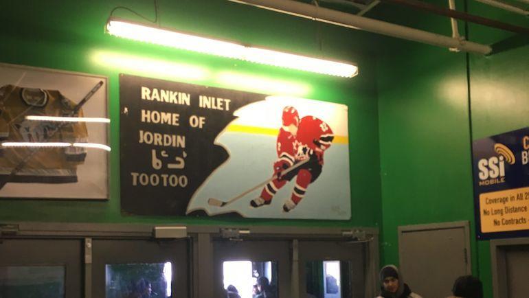 Плакат в честь Джордина Туту над входом в арену. Плакат в честь Джордина Туту над входом в арену.