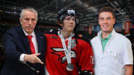 Главный тренер "Авангарда" Боб Хартли, нападающий Денис Зернов и главный врач Дмитрий Батушенко.