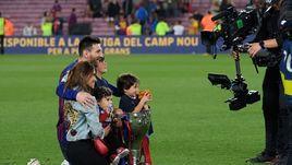 Лионель Месси и его семья с чемпионским кубком.