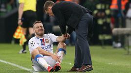 28 апреля. Краснодар. "Краснодар" - ЦСКА - 2:0. Главный тренер армейцев Виктор Гончаренко с одним из лидеров команды Николой Влашичем.