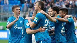 28 апреля. Санкт-Петербург. "Зенит" - "Крылья Советов" - 4:2. Игроки "Зенита" празднуют победу, которая вывела их в Лигу чемпионов и приблизила к чемпионству.