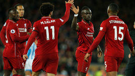 26 апреля. Ливерпуль. "Ливерпуль" - "Хаддерсфилд Таун" - 5:0. Футболисты мерсисайдского клуба празднуют очередной гол в ворота соперников.