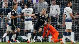 30 апреля. Лондон. "Тоттенхэм" - "Аякс" - 0:1. 15-я минута. Донни ван де Бек (в центре) забил единственный гол в матче.