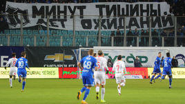 Фанаты "Динамо" этой весной протестовали против задержки с открытием нового стадиона из-за проблем с полем. Тем временем бело-голубые снова сменили собственника.