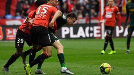 1 мая. Ренн. "Ренн" – "Монако" – 2:2. Александр Головин (справа) в борьбе с двумя соперниками.