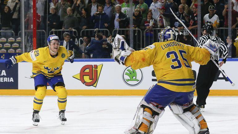 Вильям Нюландер и Хенрик Лундквист празднуют победу сборной Швеции на ЧМ-2017. Фото REUTERS Вильям Нюландер и Хенрик Лундквист празднуют победу сборной Швеции на ЧМ-2017. Фото REUTERS