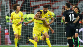 2 мая. Франкфурт-на-Майне. "Айнтрахт" – "Челси" – 1:1. 45-я минута. Педро (второй слева) сравнял счет.