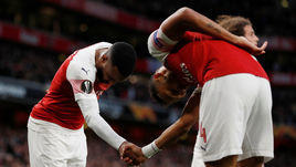 2 мая. Лондон. "Арсенал" – "Валенсия" – 3:1. 18-я минута. Александр Ляказетт и Пьер-Эмерик Обамеянг празднуют первый гол "канониров".