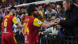 4 апреля. Тула. "Арсенал" - "Локомотив" - 2:0. Анри Хагуш и Максим Беляев празднуют победу с болельщиками.