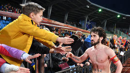 4 мая. Тула. "Арсенал" - "Локомотив" - 2:0. Анри Хагуш после матча празднует победу с болельщиками.