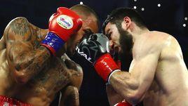 Радивое Калайджич (слева) проиграл Артуру Бетербиеву.