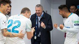 Президент "Зенита" Александр Медведев (в центре) с игроками клуба.