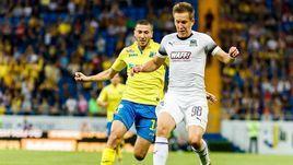 5 мая. Ростов-на-Дону. "Ростов" - "Краснодар" - 1:1. Алексей Ионов в единоборстве с Сергеем Петровым.