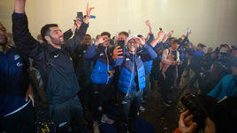 4 мая. Санкт-Петербург. Футболисты "Зенита" празднуют чемпионство в аэропорту "Пулково".