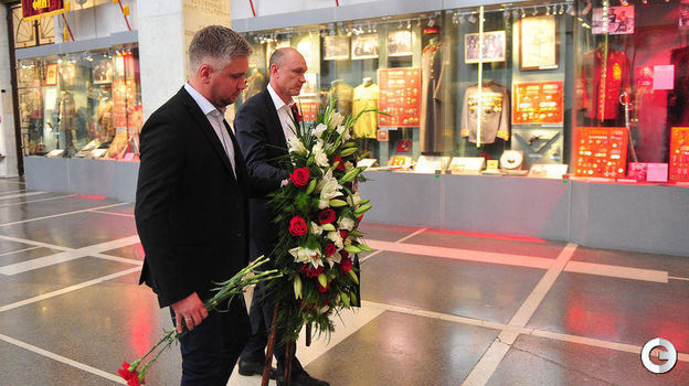 Сергей Родионов и представители РПЛ возложили цветы и венки к монументу Победы 