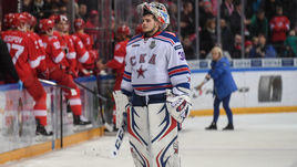 2 марта. Москва. "Спартак" - СКА - 2:5. Игорь Шестеркин во время игровой паузы.