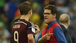 2014 год. Главный тренер сборной России Фабио Капелло (справа) и нападающий Александр Кокорин на ЧМ-2014.