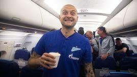 5 мая. Защитник "Зенита" Ярослав Ракицкий в чемпионском самолете.