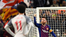 1 мая. Барселона. "Барселона" – "Ливерпуль" – 3:0. Капитан хозяев Лионель Месси (справа) празднует гол на фоне нападающего красных Мохамеда Салаха.