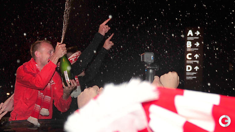 7 мая 2017 года. Москва. Денис Глушаков и Артем Ребров празднуют чемпионский титул около "Открытия Арены".