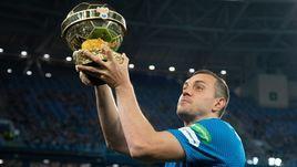 Артем Дзюба с призом лучшему футболисту 2018 года.