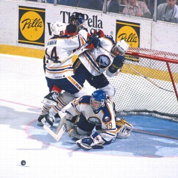 Опасный момент у ворота Доминика Гашека. Фото ESPN Опасный момент у ворота Доминика Гашека. Фото ESPN