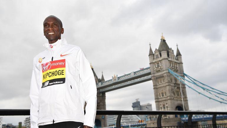 24 апреля. Лондон. Элиуд Кипчего на фоне моста Тауэр. Фото AFP 24 апреля. Лондон. Элиуд Кипчего на фоне моста Тауэр. Фото AFP