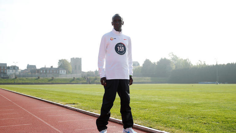 6 мая. Оксфорд. Элиуд Кипчего на стадионе, где проводит тренировки. Фото REUTERS 6 мая. Оксфорд. Элиуд Кипчего на стадионе, где проводит тренировки. Фото REUTERS