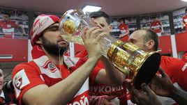 17 мая 2017 года. Москва. Тушино. "Спартак" - "Терек" - 3:0. Защитник красно-белых Георгий Джикия (слева) в чемпионской раздевалке.