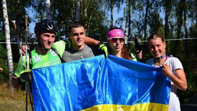 Мария Кручова с украинскими биатлонистами. Мария Кручова с украинскими биатлонистами.