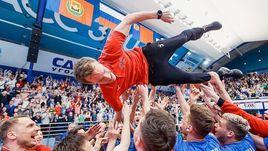 8 мая. Кемерово. Игроки "Кузбасса" поздравляют Туомаса Саммелвуо с сенсационной победой в чемпионате России.