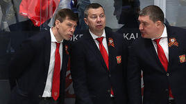 Главный тренер сборной России Илья Воробьев (в центре).