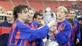 12 мая 2002 года. Москва. ЦСКА - "Зенит" - 2:0. Кубок в руках Ролана Гусева и Игоря Яновского.