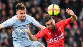 11 мая. Ним. "Ним" - "Монако" - 1:0. Российский полузащитник гостей Александр Головин (слева) в борьбе за верховой мяч.