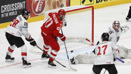 12 мая. Братислава. Россия – Австрия – 5:0. Илья Ковальчук (в центре) забрасывает свою первую шайбу на турнире.