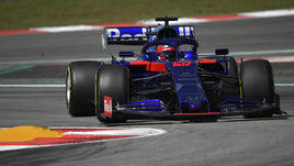 Даниил Квят в Барселоне.