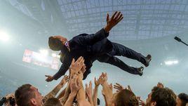 12 мая. Санкт-Петербург. "Зенит" - ЦСКА - 3:1. В воздухе – главный тренер "Зенита" Сергей Семак.