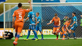 12 мая. Санкт-Петербург. "Зенит" - ЦСКА - 3:1. 30-я минута. Иван Обляков (второй справа) и Яка Бийол (№ 29) празднуют гол.