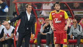 25 апреля. Тула. "Арсенал" – "Спартак" – 3:0. Главный тренер красно-белых Олег Кононов и один из лидеров красно-желтых Резиуан Мирзов.